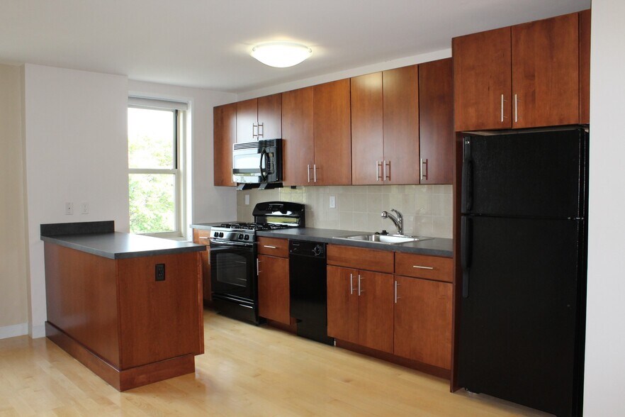 Building Photo - 11 Camelot Ct