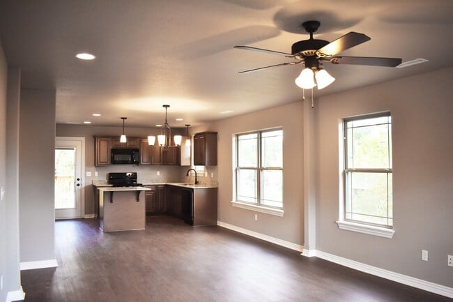 Building Photo - 3 Bedroom 2.5 Bathroom Home in Fayetteville AR!