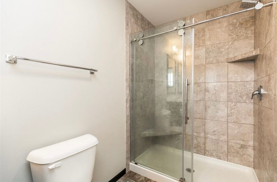 Primary bathroom - 442 Watts Ct