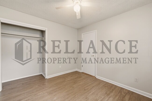 Building Photo - 903 E Osie St