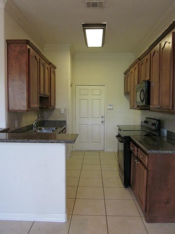 Kitchen, granite counters, large pantry - 16020 Fountainview Dr