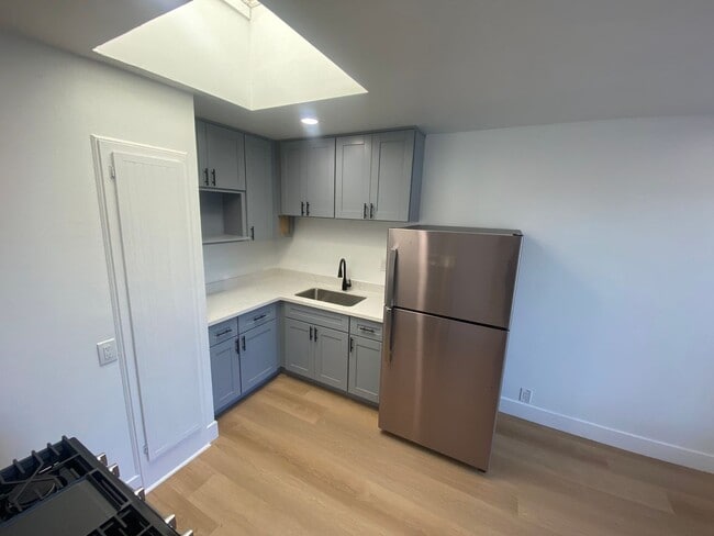 Building Photo - Stunning Redesigned Coastal San Francisco Residence with Modern Finishes/ 3 Bedroom & 1 Bathroom/...