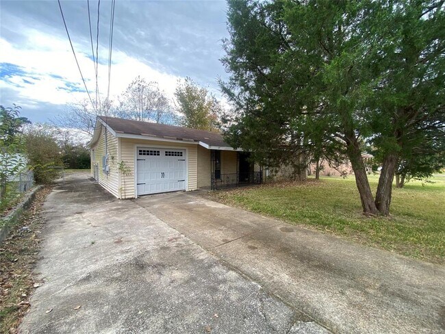 Primary Photo - 3215 Hackberry Ln