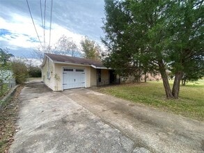 Building Photo - 3215 Hackberry Ln