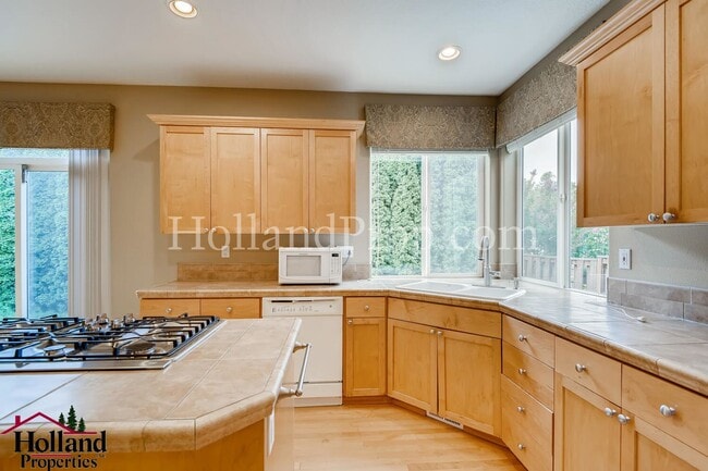 Building Photo - Spacious & Stylish 4-Bedroom Home in Desirable Northwest Portland
