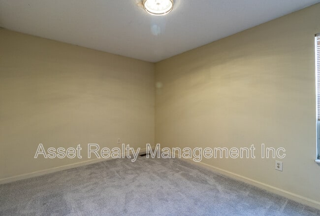 Building Photo - 1405 Wenlock Rd