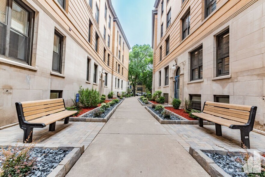 Building Photo - 428 W Belden Ave