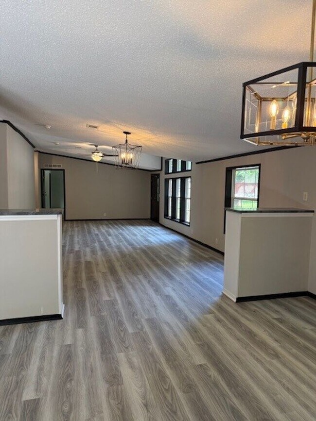 Building Photo - Available Now Spacious 3 Bedroom Home on P...