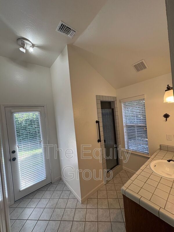 Building Photo - 519 N Aspen St