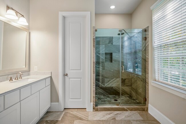 Building Photo - 11005 Acorn Falls Dr