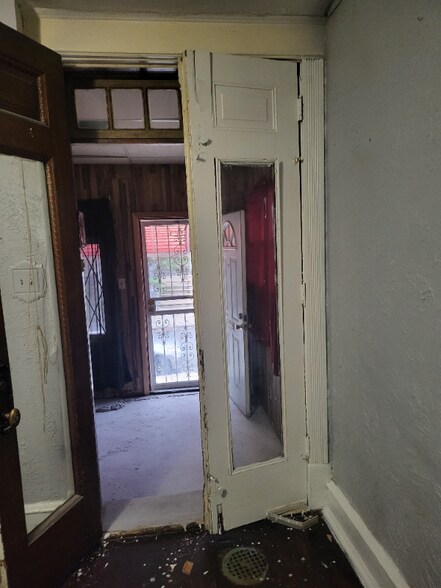 Building Photo - 643 N Peach St