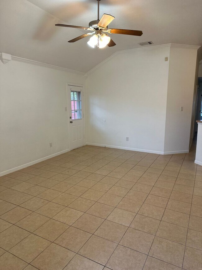 Building Photo - 3 Bedroom 2 Bath Duplex  2 weeks free move...