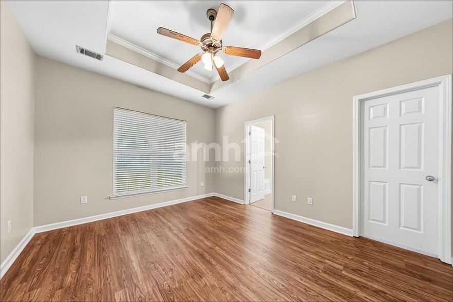 Building Photo - 1555 Bradley Blvd