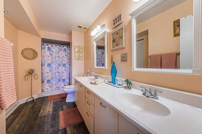 Building Photo - 6100 Bahia Del Mar Cir N