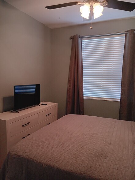 Building Photo - 2825 Tulare Ct