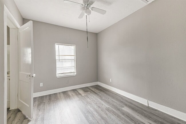 Building Photo - 9839 Racine St
