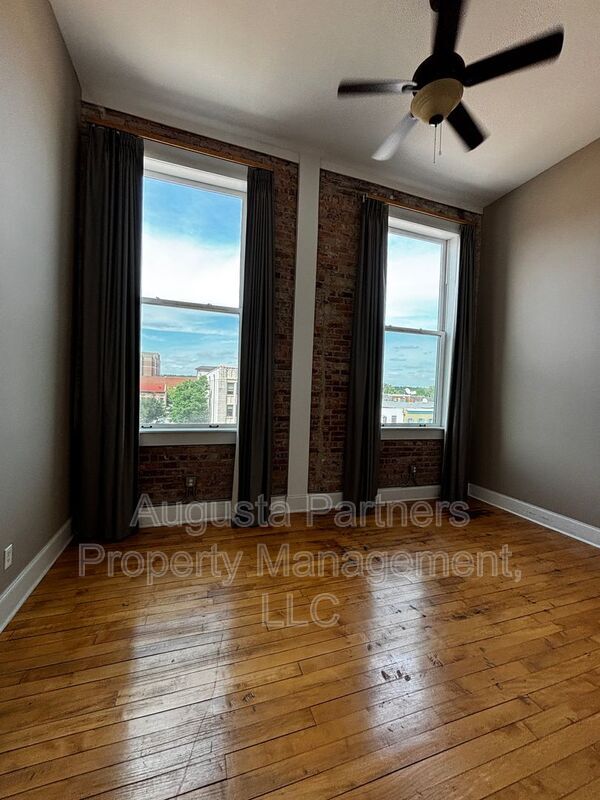 Building Photo - 936 Broad St