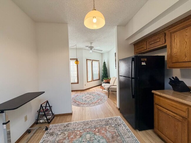 Building Photo - 7904 Shelter Island Way