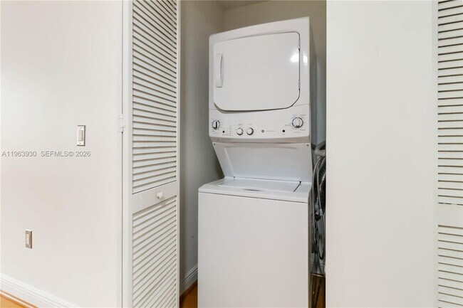 Building Photo - 357 Olssen Ave