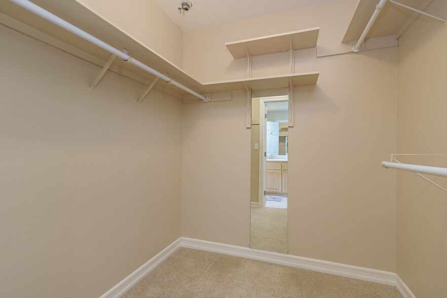 Building Photo - 1880 Fairway Circle Dr