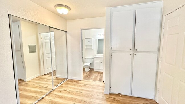 Building Photo - Darling, Entry Level, Corner-End Condo Uni...