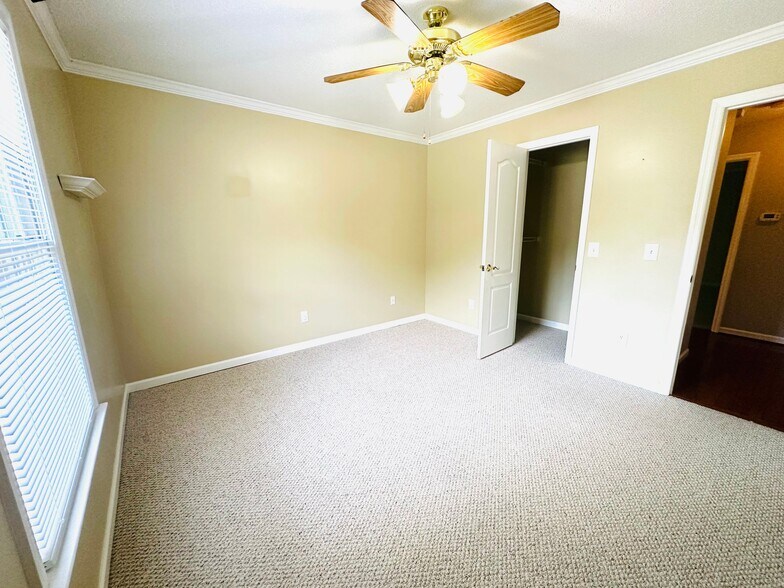 Building Photo - 101 Foxwatch Cir