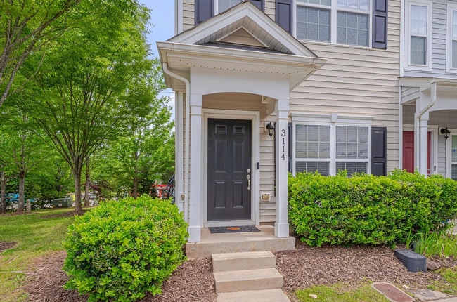 Building Photo - Cozy End-Unit Townhome – Prime Durham Location