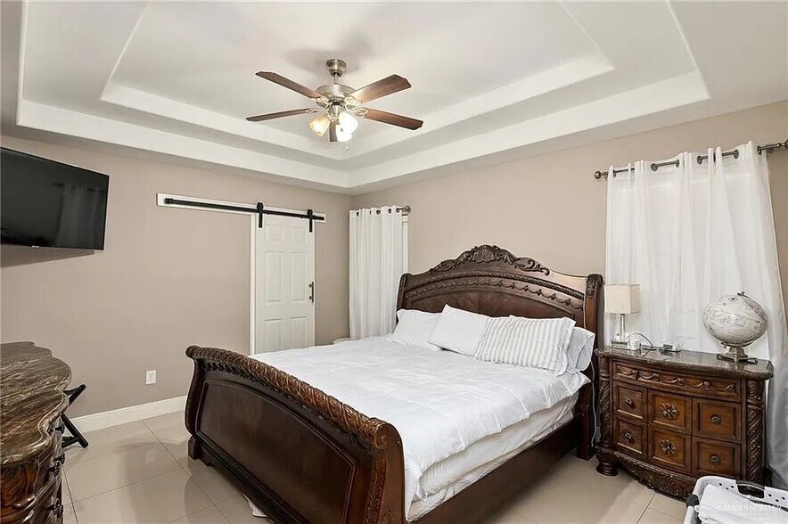 Master bedroom - 2917 Wanda Ave