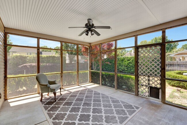 Building Photo - Charming Charleston National Home