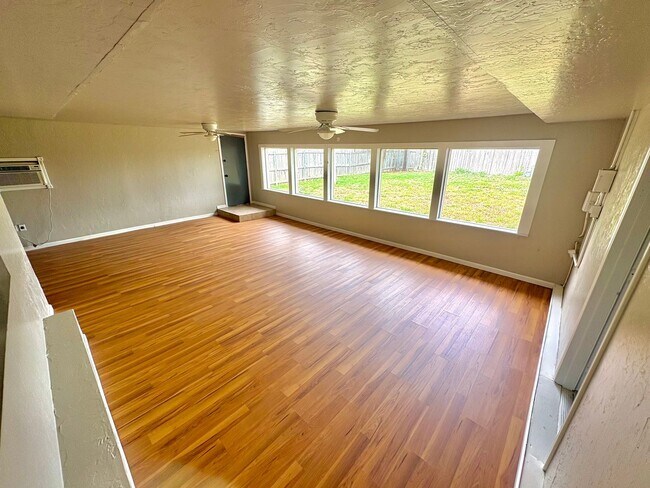 Building Photo - Spacious 4 Bedroom, 2 Bathroom Home with L...