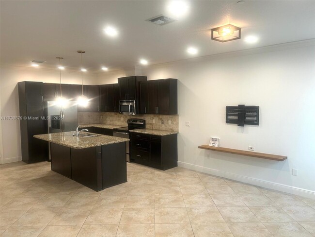Building Photo - 8280 Cascada Isles Dr