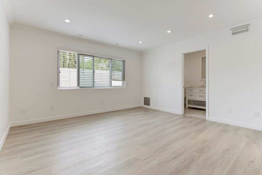 Building Photo - 247 N Oak Ave