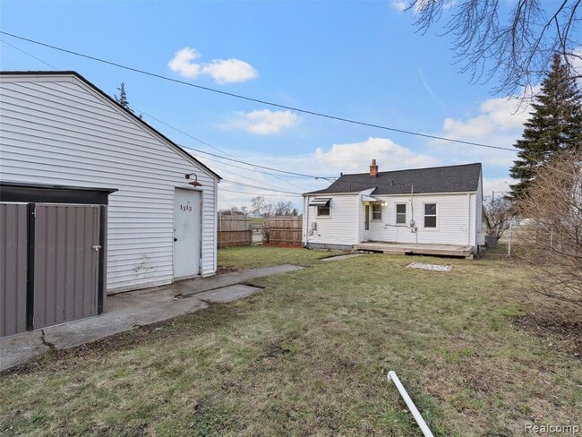 Building Photo - 904 E Otis Ave