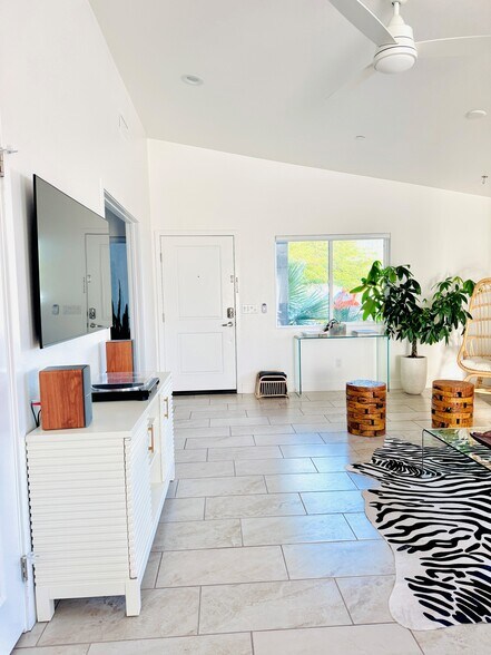 Building Photo - 13609 Avenida La Vis