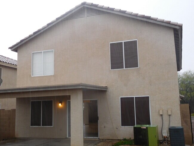 Building Photo - Amazing 4 bedrooms, 3 bathrooms house in P...