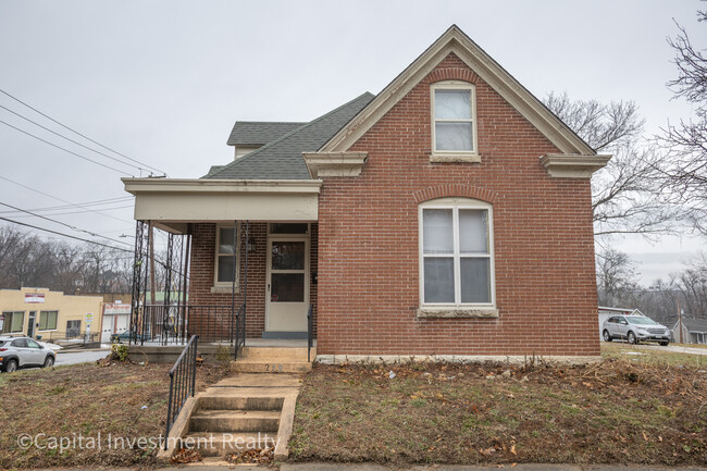 Building Photo - 218 Center St