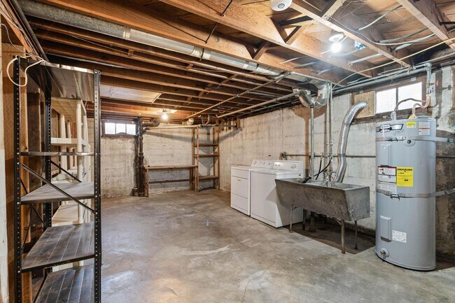 Building Photo - Beautifully maintained 1-bdrm/1-bath unit in 4-plex. Fireplace, off-street parking, laundry, grea...