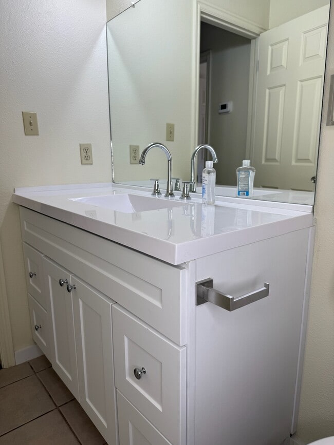 Building Photo - 156 W 500 S