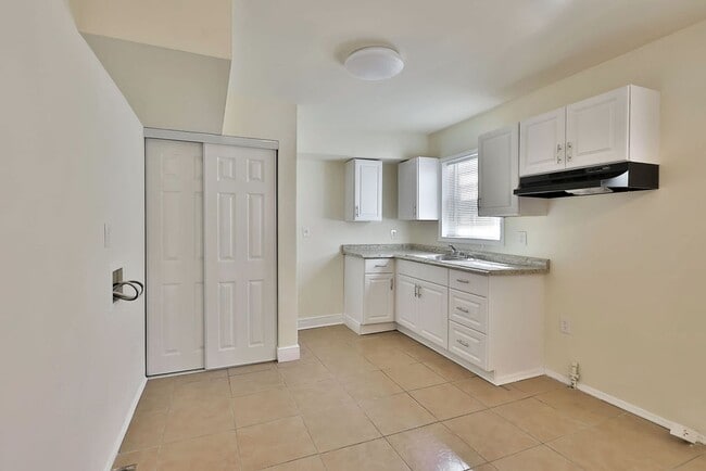 Building Photo - Newly Renovated Duplex