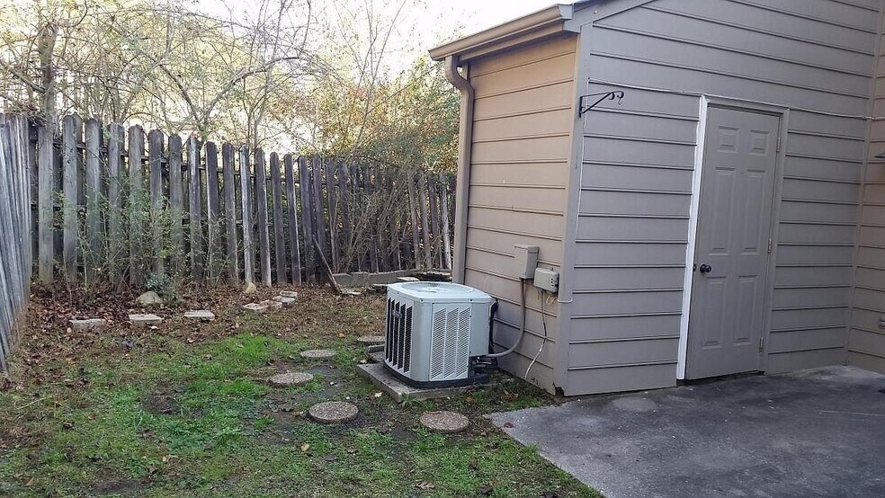 Building Photo - 601 Cedar Crest Dr