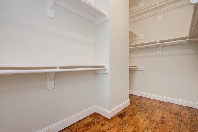 Building Photo - 1733 Tuam St