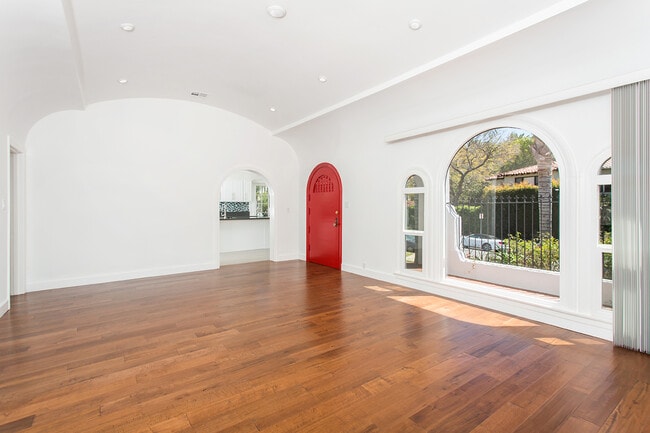 Building Photo - Beautiful spacious house