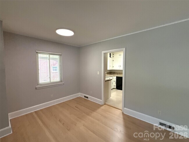 Building Photo - 932 Hickory Nut St