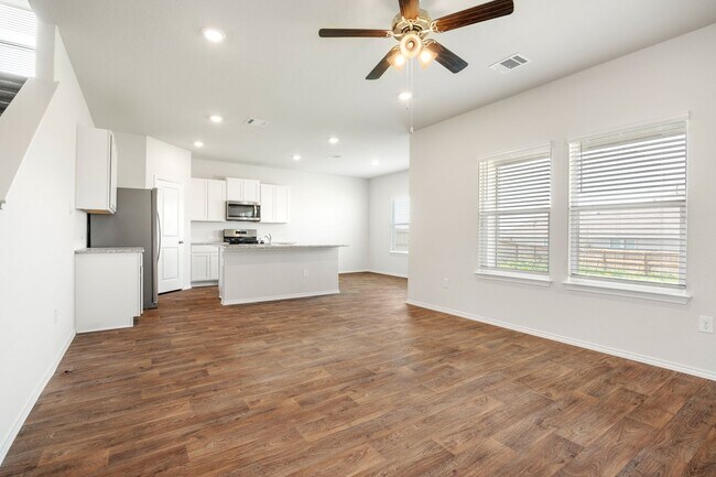 Building Photo - Like New Home In The Preserve at Medina!!!