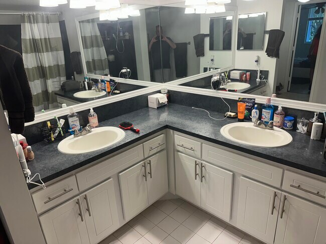 Building Photo - 400 Scotia Dr