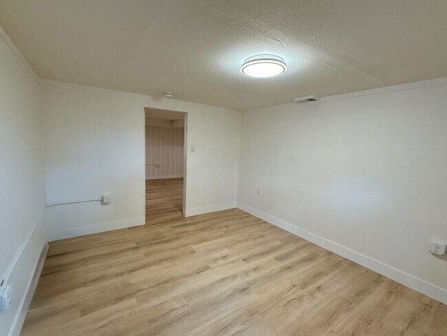 Building Photo - Beautifully remodeled mid-century modern h...