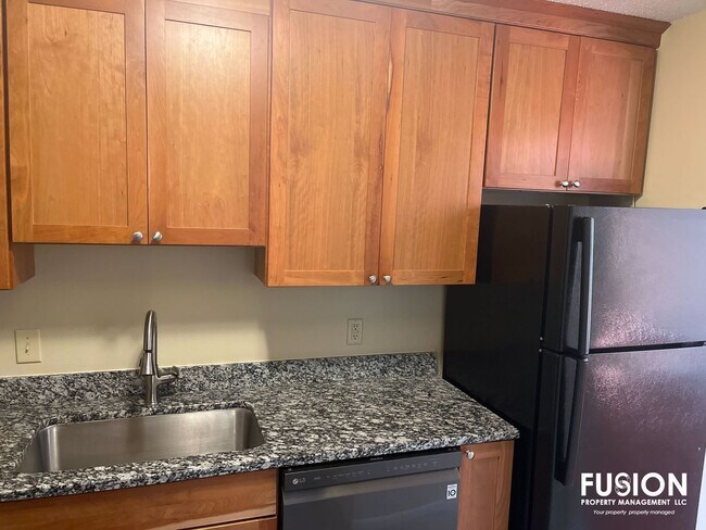 Building Photo - 3 Bedroom/2 Bathroom Condo Right Near Oakledge Park w/Pool!