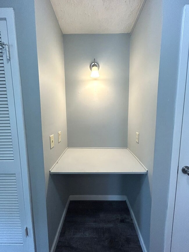 Building Photo - Three-Bedroom Upper Duplex Near Downtown B...
