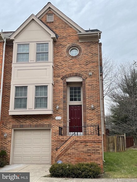 Building Photo - 8012 Merry Oaks Ct