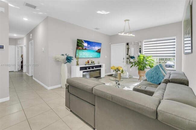 Building Photo - 424 NE 4th Ave